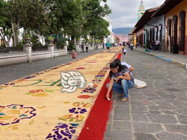 Alfombra elaborada con aserrín colorea las calles de Coatepec