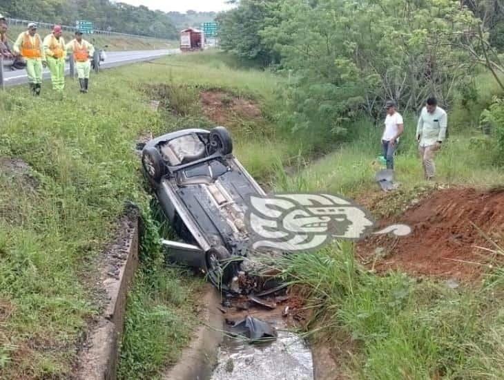 Chofer se salva de milagro en accidente automovilístico