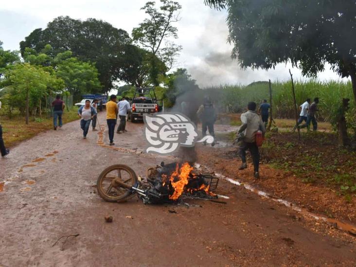 Con palos y machetes, persiguen a delincuentes tras asalto en Acayucan (+Video)