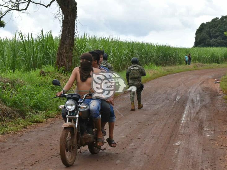 Con palos y machetes, persiguen a delincuentes tras asalto en Acayucan (+Video)