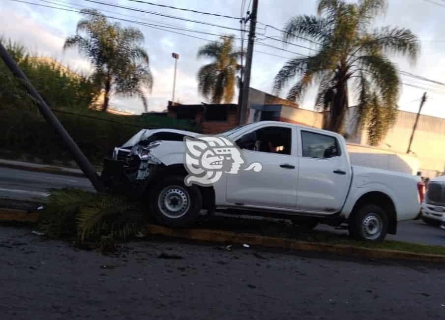 Camioneta choca y derriba poste en Ixtaczoquitlán; 2 heridos