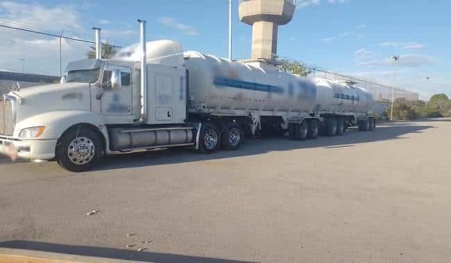 Aseguran tractocamión cargado con combustible de procedencia ilícita en Durango