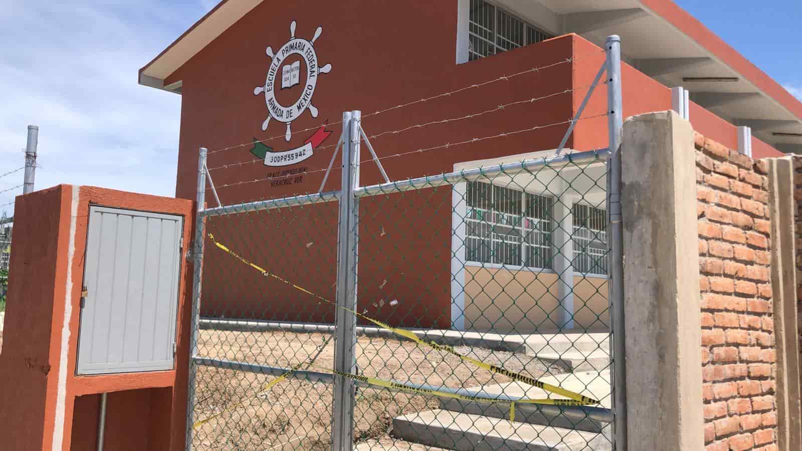 Toman escuela Armada de México por inconformidad con supervisora en Veracruz