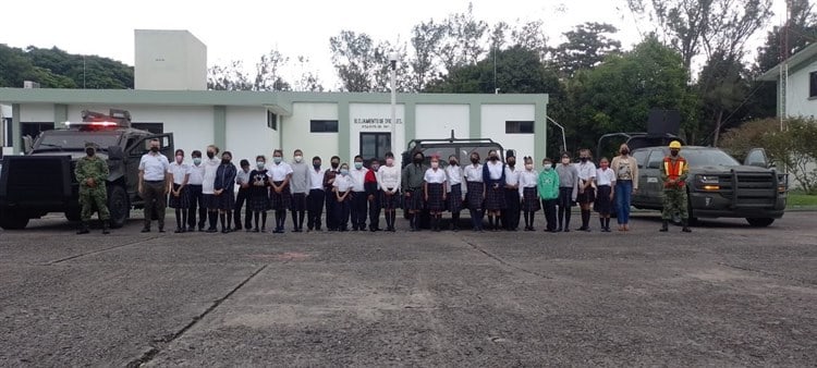 Ejército brinda instrucción cívica a niños de primaria Carranza