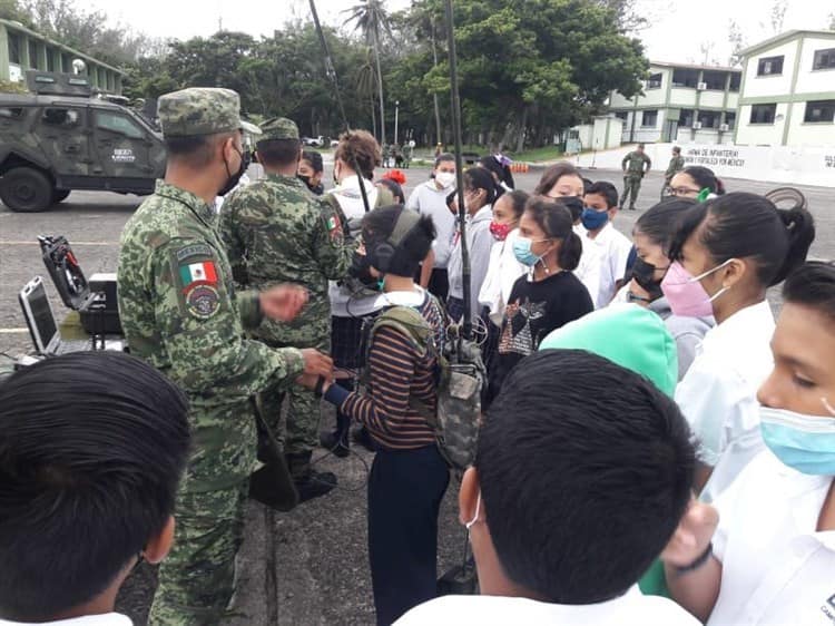 Ejército brinda instrucción cívica a niños de primaria Carranza