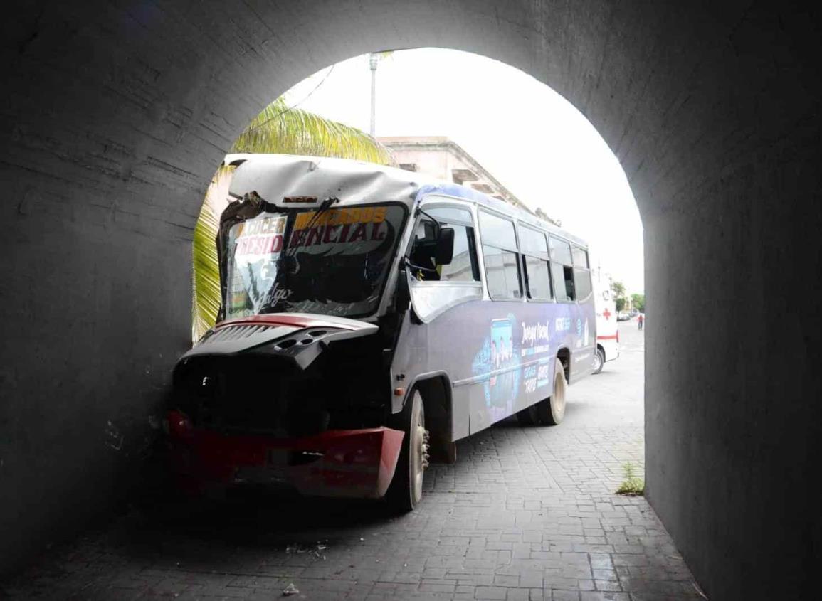 Video: Camión urbano choca contra la base del puente Morelos en Veracruz