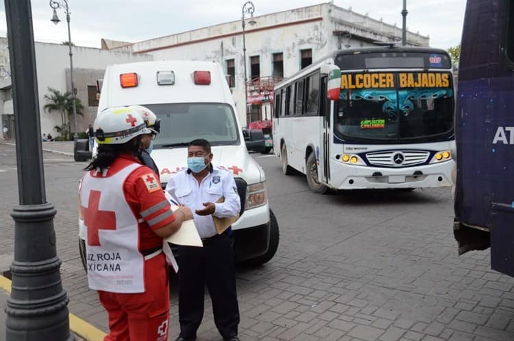 Video: Camión urbano choca contra la base del puente Morelos en Veracruz