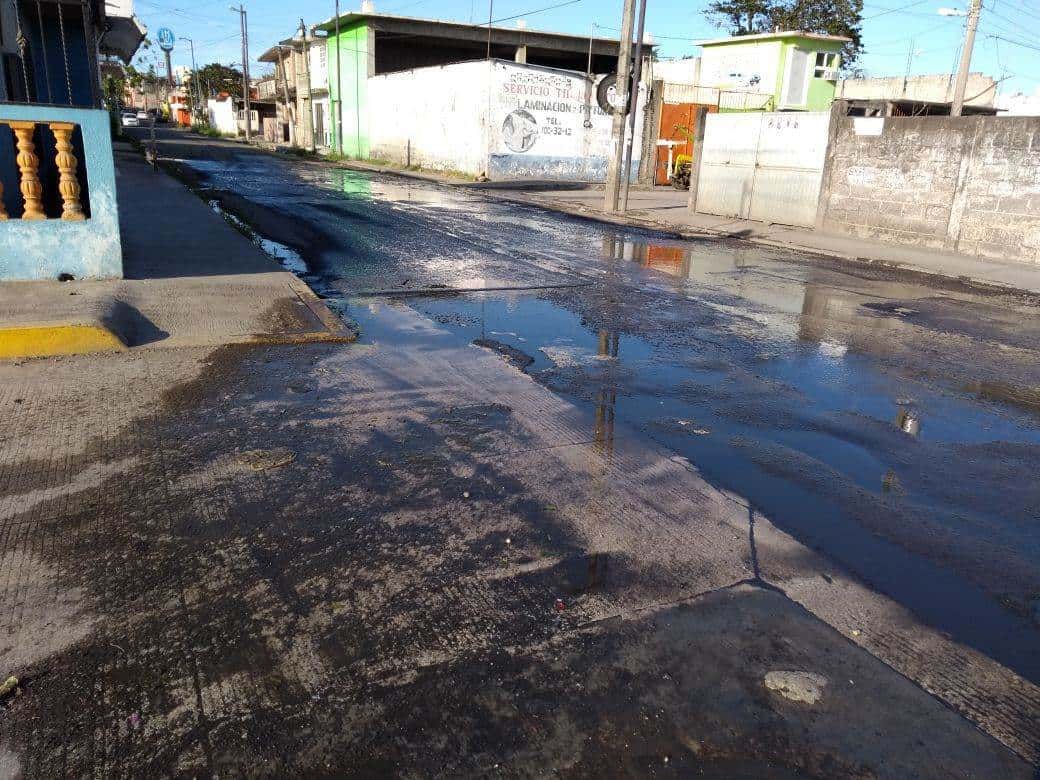 Agua sucia brota de tragatormentas en calles de la Unidad Habitacional El Coyol