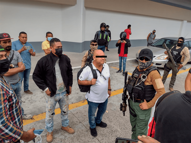 Video: Albañil cae de 7 metros en Chedraui de Plaza Crystal, en Veracruz