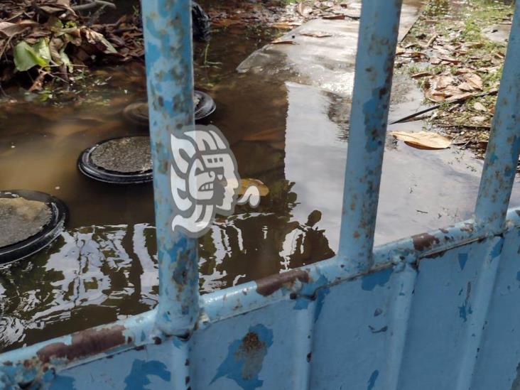 En el agua, jardín de niños Ignacio Zaragoza; llevan mas de una semana sin clases