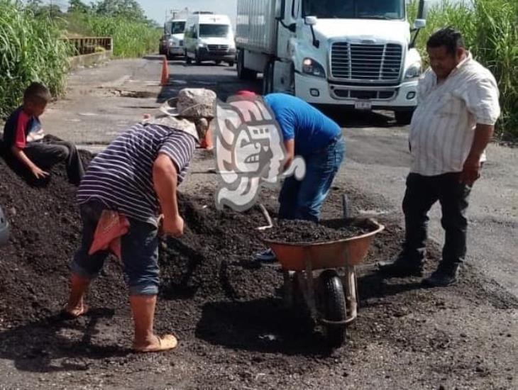 Taxistas se unen para dar manita de gato a carretera Las Matas