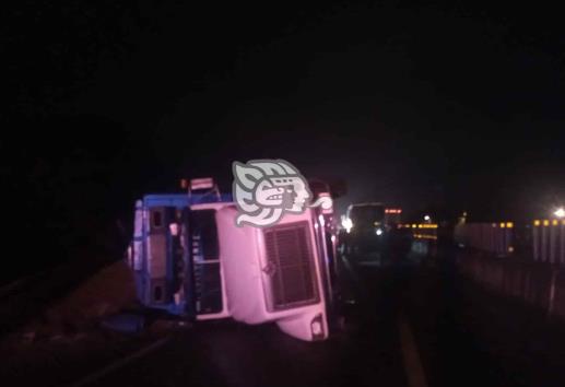 Choque entre autobús y torton en la Orizaba-Puebla deja 5 lesionados