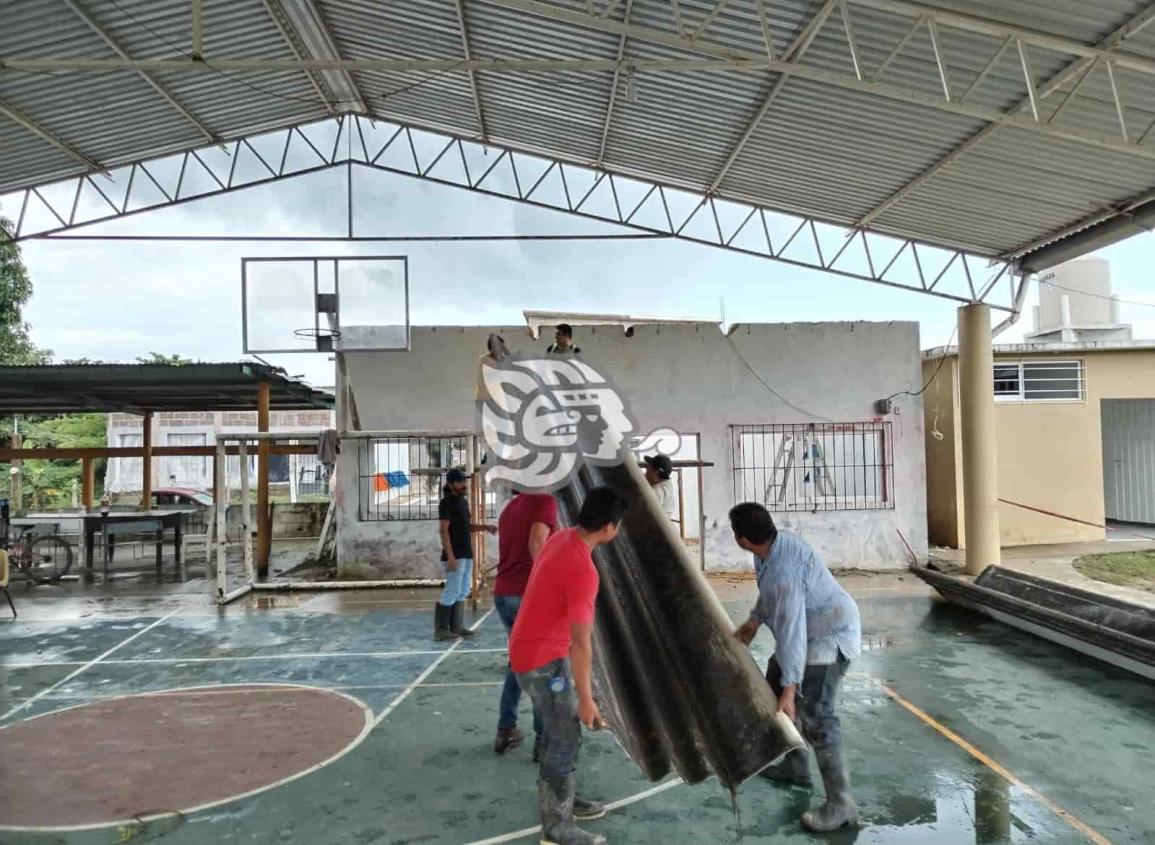 Cambian techado de aula en primaria de Villa Cuichapa