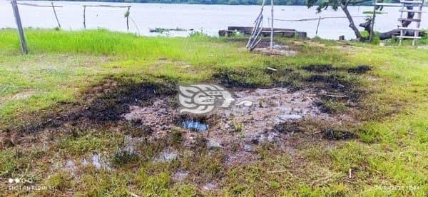 Usan la playita de Nanchital como taller mecánico