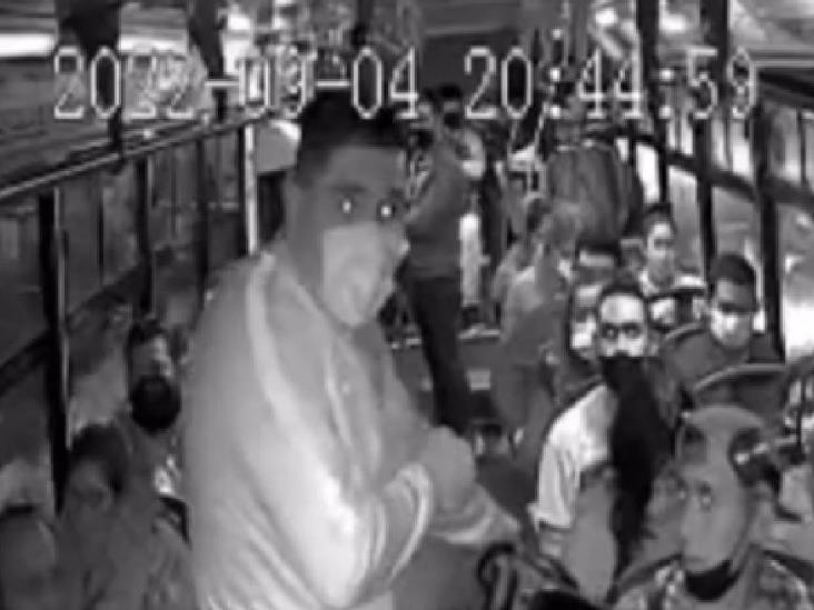 Godín asaltante; así se mezcló para robar a pasajeros de autobús