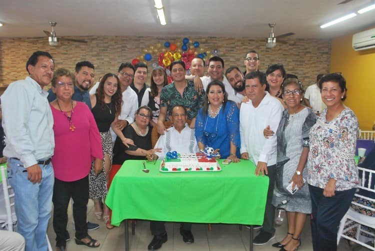 Gustavo Flores Ruiz celebra un año más de feliz vida