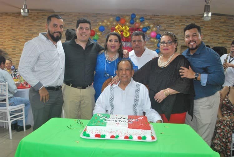 Gustavo Flores Ruiz celebra un año más de feliz vida