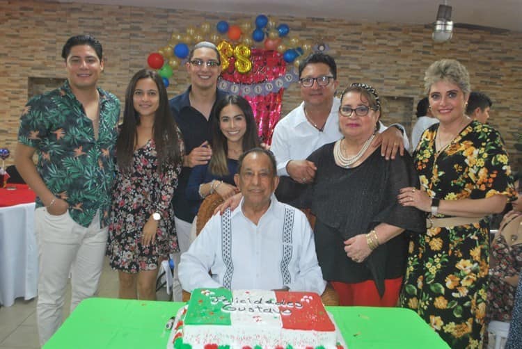 Gustavo Flores Ruiz celebra un año más de feliz vida