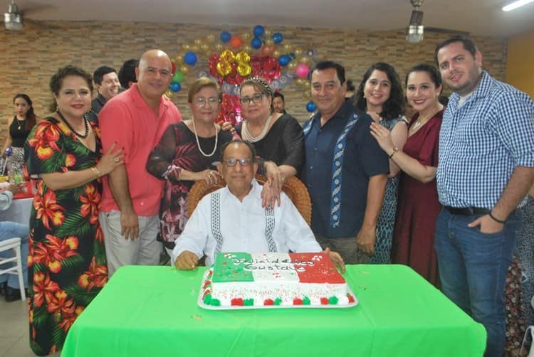 Gustavo Flores Ruiz celebra un año más de feliz vida