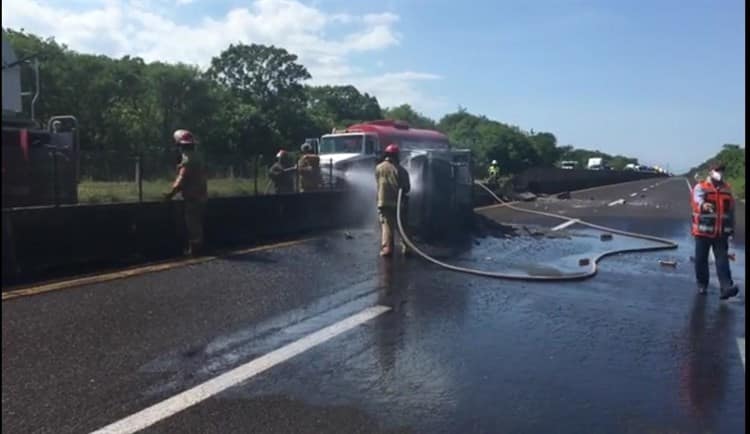 Se incendia camioneta al volcar sobre la carretera Veracruz-Cardel