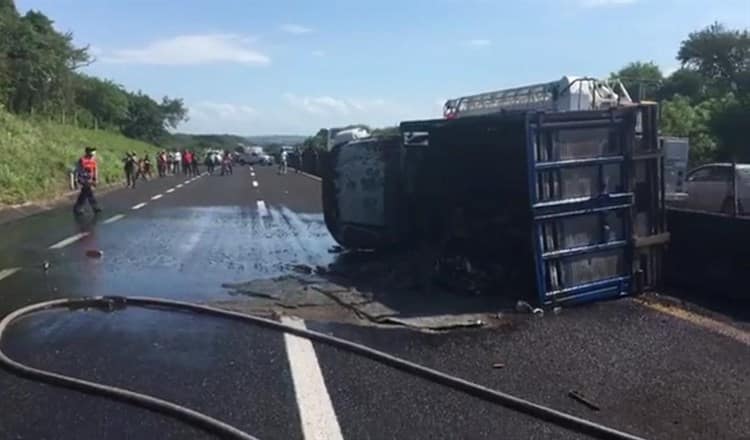 Se incendia camioneta al volcar sobre la carretera Veracruz-Cardel