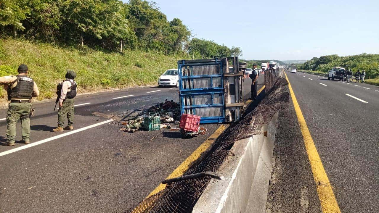 Se incendia camioneta al volcar sobre la carretera Veracruz-Cardel