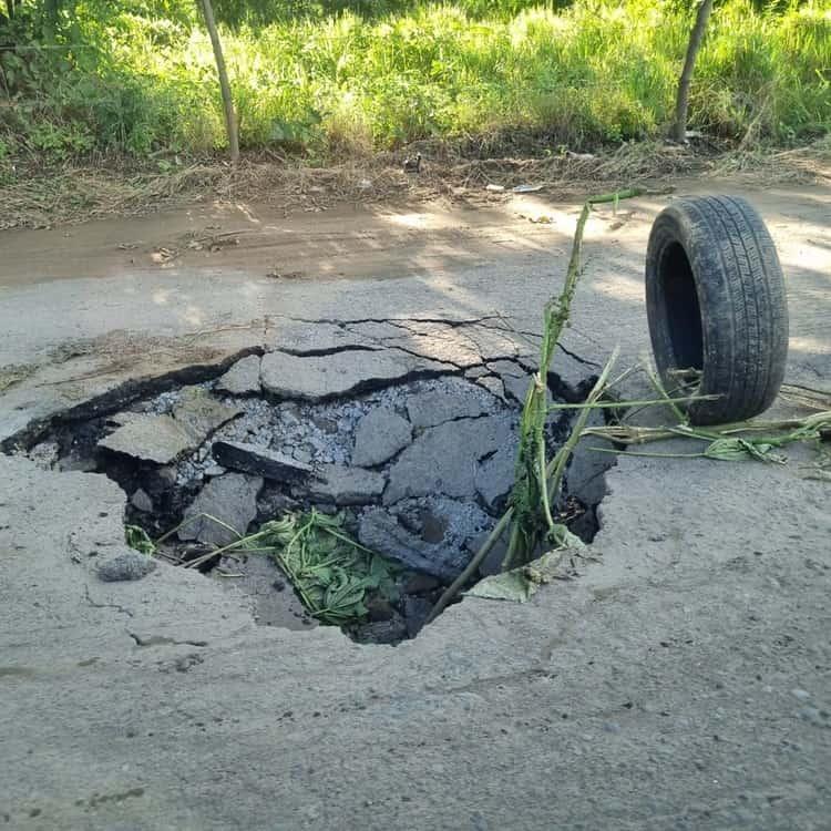 Urgen a CFE y Grupo MAS atender poste de luz a punto de caer y socavón en Veracruz