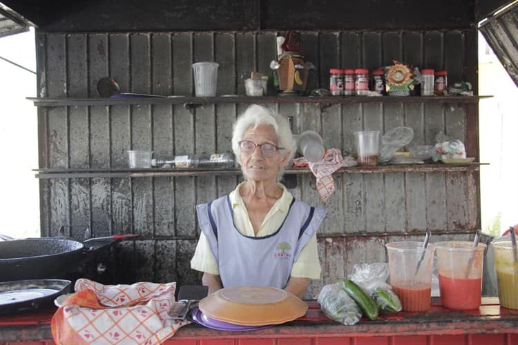 Rafaelita, a sus 88 años hace picadas para cuidar a hijo con esquizofrenia