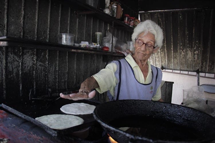 Rafaelita, a sus 88 años hace picadas para cuidar a hijo con esquizofrenia