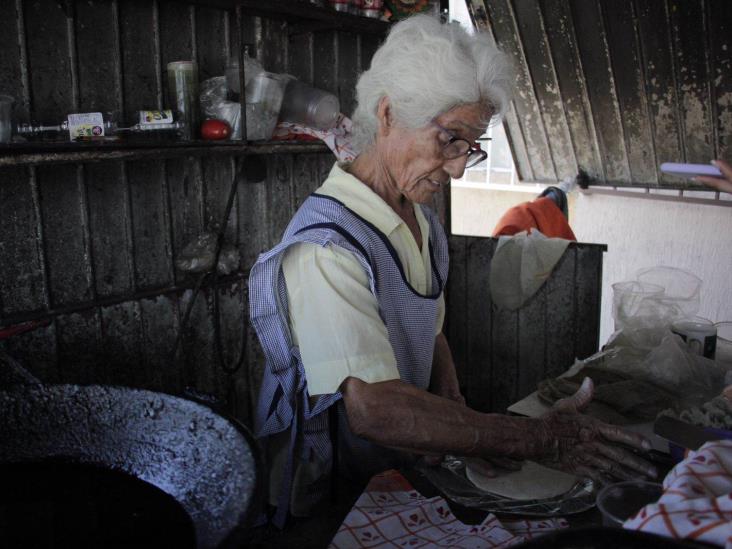 Rafaelita, a sus 88 años hace picadas para cuidar a hijo con esquizofrenia