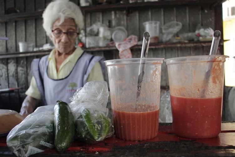 Rafaelita, a sus 88 años hace picadas para cuidar a hijo con esquizofrenia