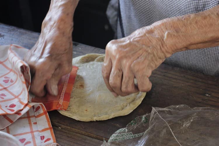 Rafaelita, a sus 88 años hace picadas para cuidar a hijo con esquizofrenia