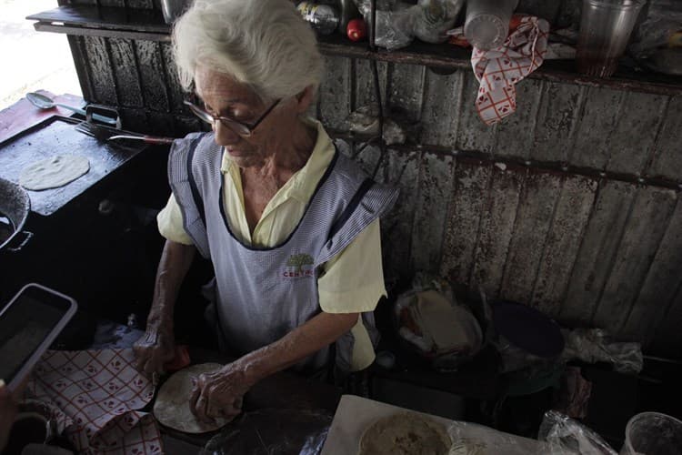 Rafaelita, a sus 88 años hace picadas para cuidar a hijo con esquizofrenia