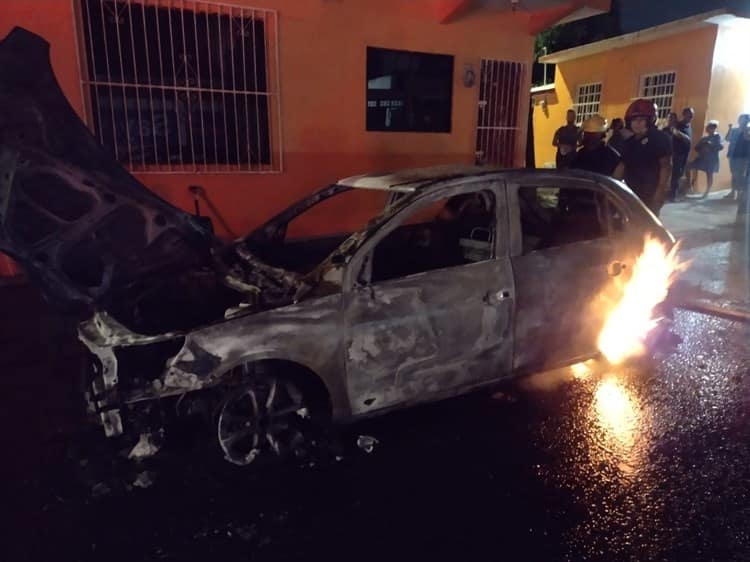 Video: Se incendia automóvil en la colonia 21 de Abril en Veracruz