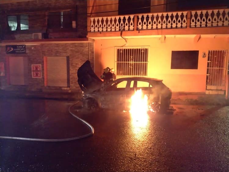 Video: Se incendia automóvil en la colonia 21 de Abril en Veracruz