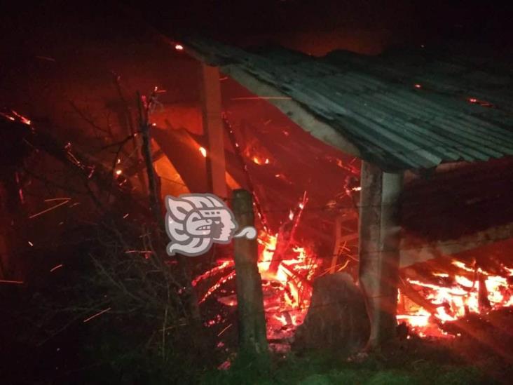 Humilde vivienda queda reducida en cenizas tras incendio en Landero y Coss