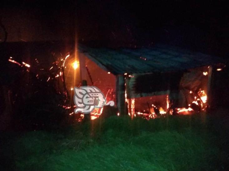 Humilde vivienda queda reducida en cenizas tras incendio en Landero y Coss