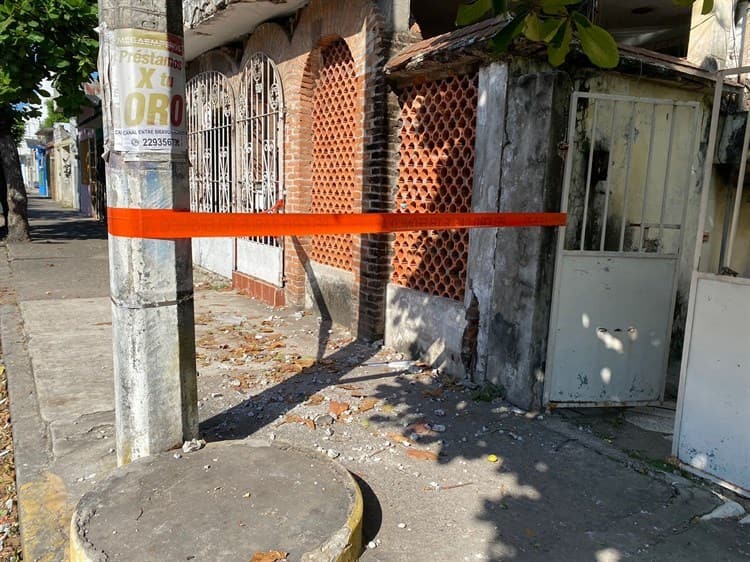 Cae pedazo de concreto desde un poste de luz en colonia Centro