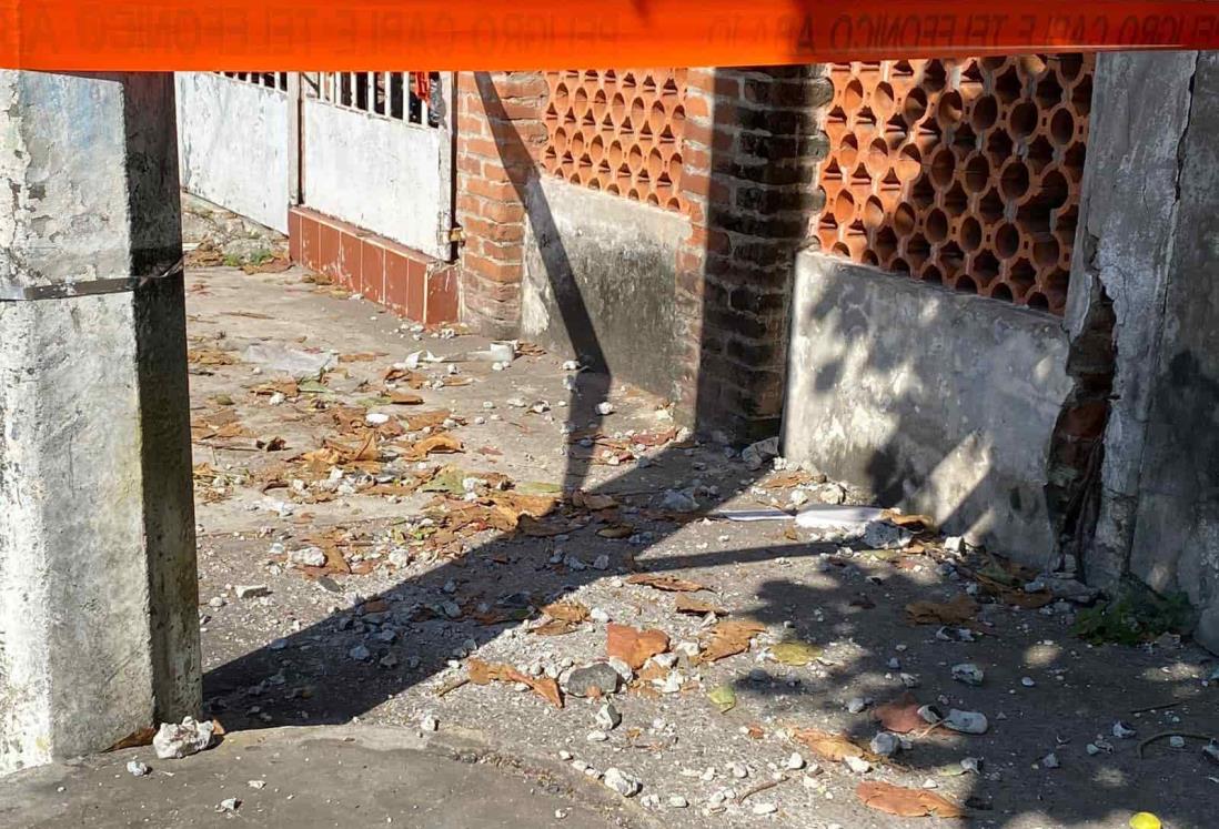 Cae pedazo de concreto desde un poste de luz en colonia Centro