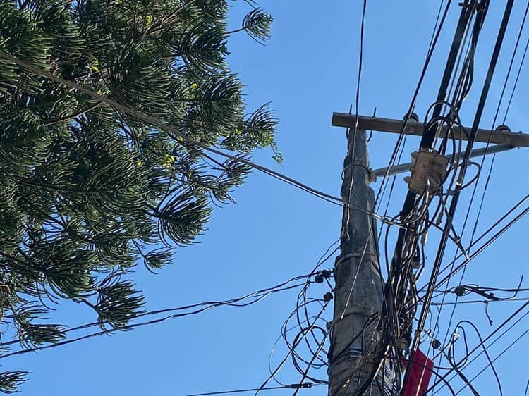 Cae pedazo de concreto desde un poste de luz en colonia Centro