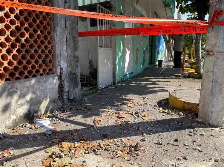 Cae pedazo de concreto desde un poste de luz en colonia Centro