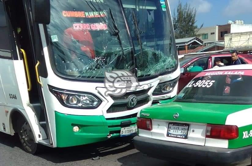 Choca autobús contra camioneta en Las Trancas; hay 4 heridos