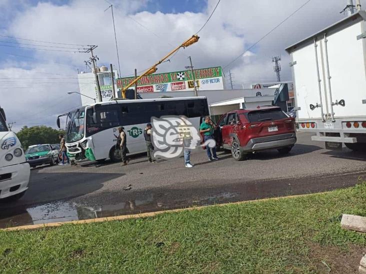 Choca autobús contra camioneta en Las Trancas; hay 4 heridos