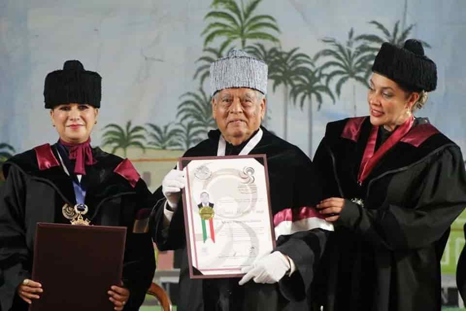 Álvaro Zarrabal recibe Honoris Causa por preservar y difundir la cultura tlacotalpeña