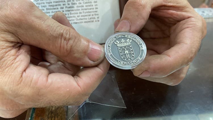 Joyeros del callejón de Reforma elaboran moneda conmemorativa del escudo de Veracruz