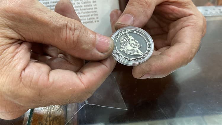 Joyeros del callejón de Reforma elaboran moneda conmemorativa del escudo de Veracruz