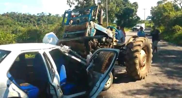 Choque entre tractor y automóvil deja 6 personas heridas de gravedad en Tecolutla