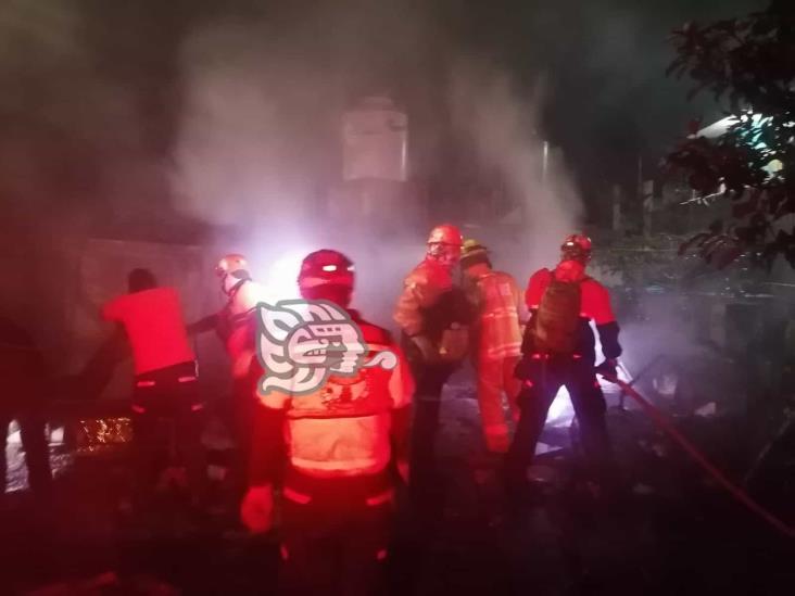 Fuego consume vivienda en la colonia Carolino Anaya de Xalapa