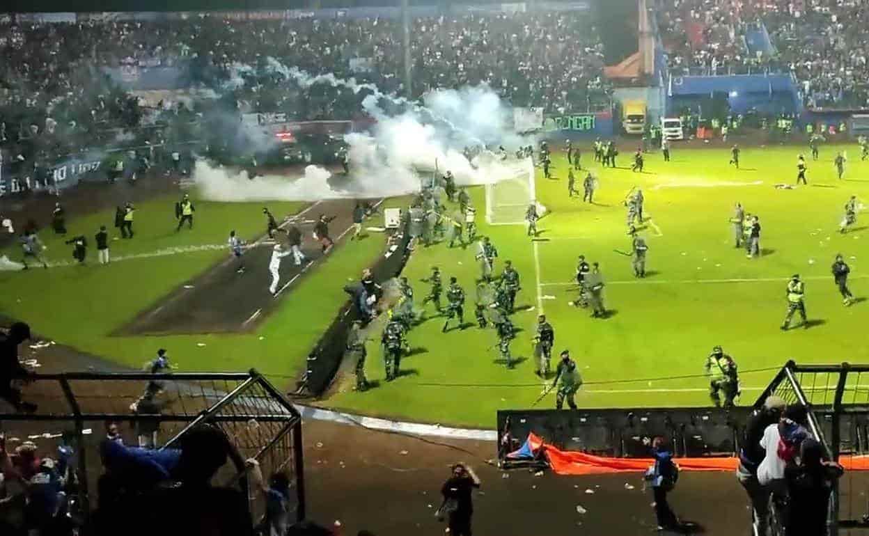 Aumenta a 174 muertos por estampida en partido de fútbol en Indonesia