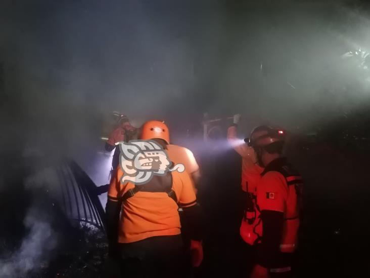 Fuego consume vivienda en la colonia Carolino Anaya de Xalapa